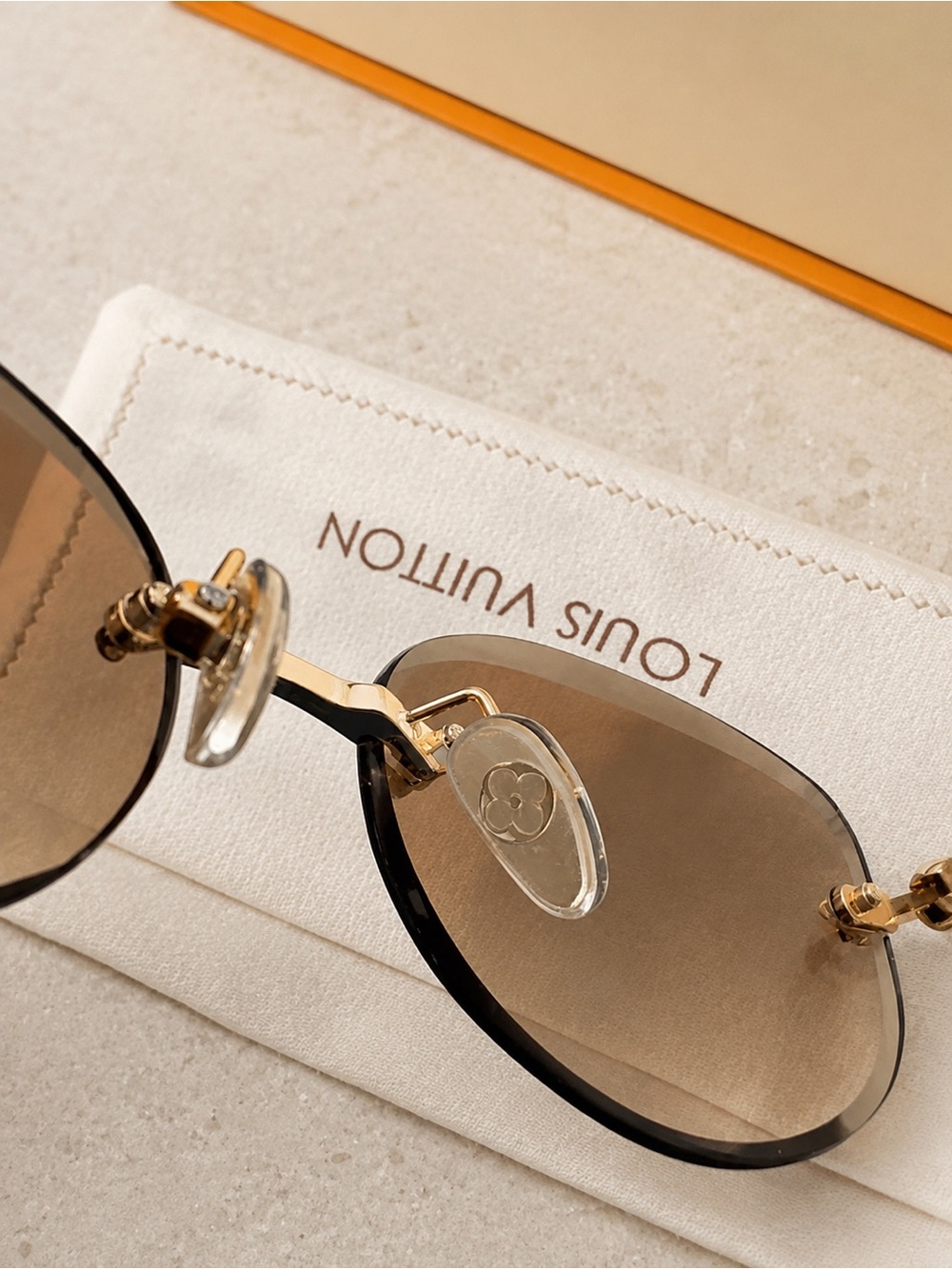 Elegant Rimless Brown Gradient Sunglasses with Pearl Details - Picture 4 of 9